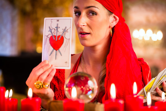 Hellseherin w&auml;hrend einer Seance mit Tarotkarten