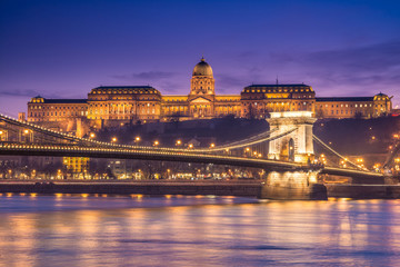 Obraz premium zachodzie słońca widoki na most łańcuchowy budapesztu, węgry