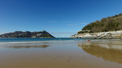 Fototapeta na wymiar Donostia-San Sebastian, Paesi Baschi, città, Spagna. La spiaggia di La Concha, vista panoramica