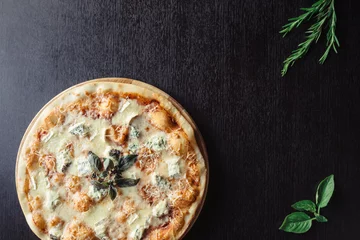Crédence de cuisine en verre imprimé Pizzeria Italian pizza 4 cheese on the Board