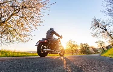 Fotobehang Motorfiets Achteraanzicht van motorrijder op de weg