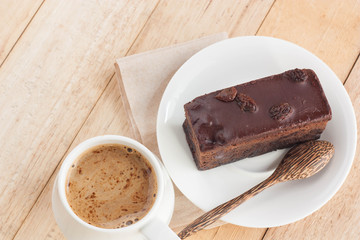 Eat chocolate cake with coffee in a relaxing time.