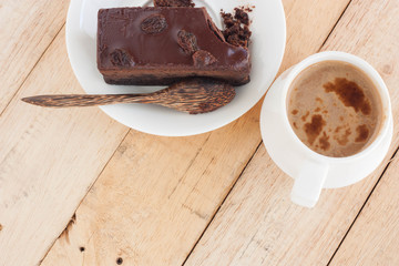 Eat chocolate cake with coffee in a relaxing time.