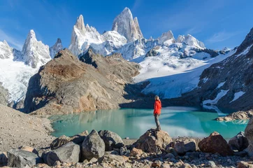 Fotobehang Cerro Chaltén Vrouw die het schilderachtige uitzicht van Fitz Roy bewondert