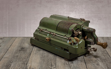 schöne alte antike rechenmaschine, vintage