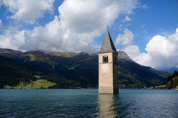 Alt Grauner Kirchturm im Reschensee