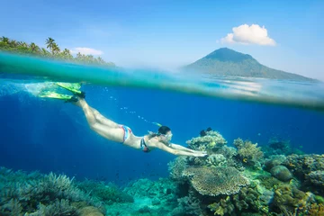 Papier Peint photo Plonger femme plongée en apnée au-dessus du beau récif de corail