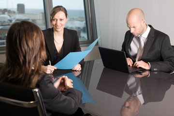 Manager mit neuem Bewerber