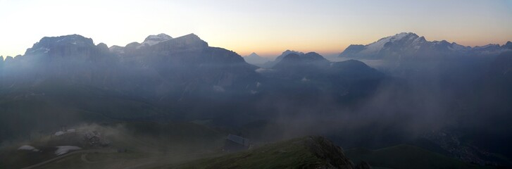 Panorama von Südtiroler Berglandschaft im Sonnenaufgang / Sella und Marmolada 