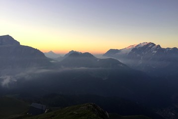 Fototapeta na wymiar Südtiroler Berglandschaft im Sonnenaufgang / Sella und Marmolada 