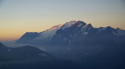 Marmolada Gipfel leuchtet im Sonnenaufgang
