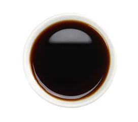 Abwaschbare Fototapete Soy sauce in white bowl isolated on background © udomsook