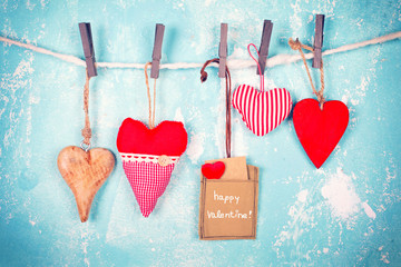 Liebe und Romantik, Herzen mit Klammern aufgehangen