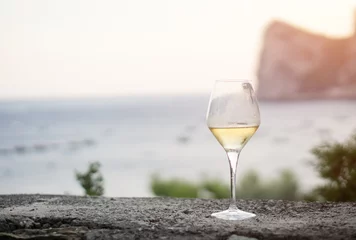 Crédence de cuisine en verre imprimé Alcool A glass of white wine, on background the sea of Massalubrense near Sorrento