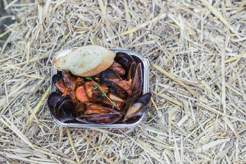 Mussels served with vegetables in foil box