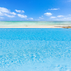 piscine à débordement au bord du lagon de l'île Maurice 