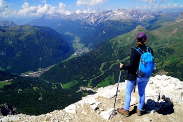Wanderin genie&szlig;t Aussicht auf S&uuml;dtiroler Berglandschaft / Fassatal / Rosengarten 