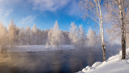 весенний пейзаж на берегу реки с туманом и березами в инее, Россия, Урал © 7ynp100