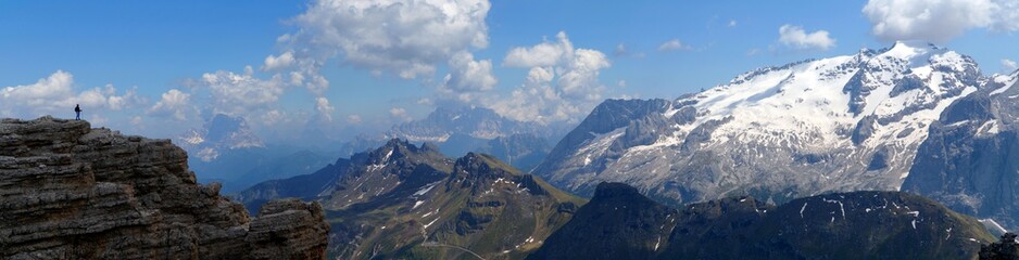 Panorama Aussicht mit Wanderer in Südtiroler Dolomiten mit Schnee auf Marmolada
