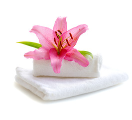Obraz na płótnie Canvas white towels and pink lily flower