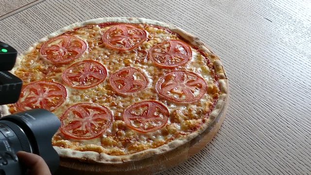 photographer takes pictures pizza