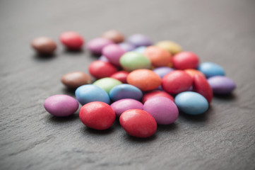 petits bonbons dragéifiés sur ardoise