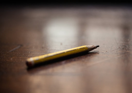 L&aacute;piz sobre mesa de madera