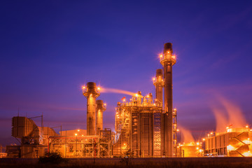 Obraz na płótnie Canvas power plant in the petrochemical plant at twilight sky