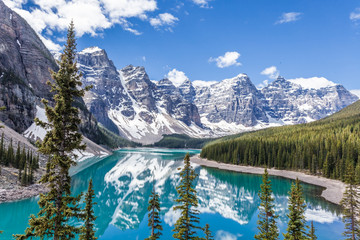 Lac Moraine dans le parc national Banff, Rocheuses canadiennes, Canada. Journée d& 39 été ensoleillée avec un ciel bleu incroyable. Montagnes majestueuses en arrière-plan. Eau bleu turquoise limpide.