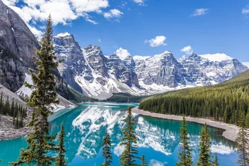 Foto auf Acrylglas Kanada Moraine Lake im Banff National Park, Kanadische Rockies, Kanada. Sonniger Sommertag mit erstaunlich blauem Himmel. Im Hintergrund majestätische Berge. Klares türkisblaues Wasser.