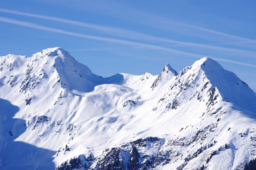 Fototapeta na wymiar montagnes enneigées - beaufortain
