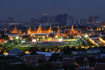 Fototapeta na wymiar Grand palace and Wat phra keaw at twilight in Bangkok, Thailand