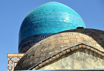 Türkis-blaue Kuppel in der Nekropole Shohizinda