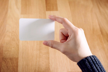 Obraz premium Woman holding blank business card