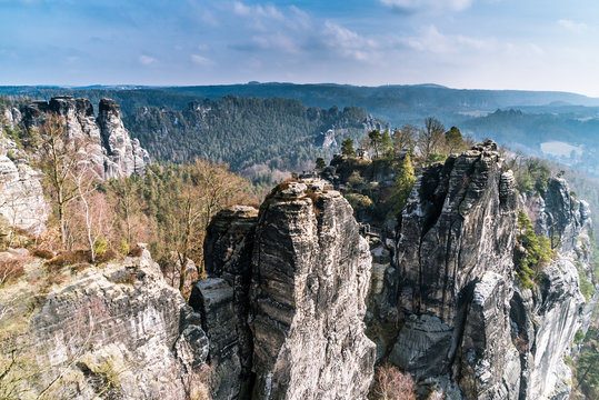 Bergige Landschaft mit Basteifelsen in der sächsischen Schweiz in Ostdeutschland 