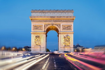 Fototapeta na wymiar Arc der Triomphe Paris Bewegung der Fahrzeuglichter