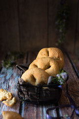 specialità italiana: focacce in cesto di ferro Chiaroscuro 