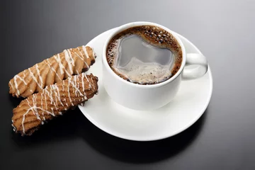 Küchenrückwand glas motiv Cafe white cup of black coffee with biscuits on a dark background