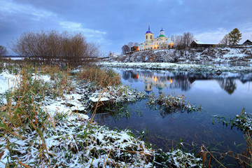 Obraz premium orthodox church, russian church, first snow in village, building
