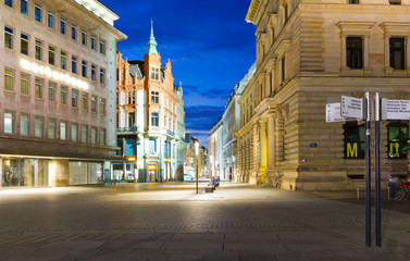 Fototapeta na wymiar Blick in die Innenstadt von Leipzig, in die Petersstraße vom Wilhelm-Leuschner-Platz aus gesehen.