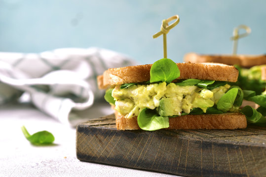 Sandwich with egg avocado salad.