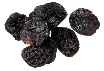 Dörrpflaumen auf Weiß