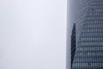 Detalle de un rascacielos en contraste con el fondo blanco del cielo