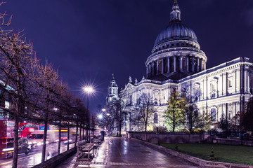 Fototapeta na wymiar St Paul's Cathedral in London at night