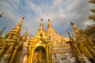 Fototapeta na wymiar The Shwedagon pagoda, Yangon, Myanmar 