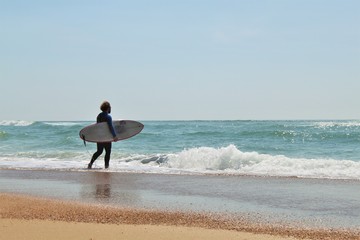 Fototapeta na wymiar Surfer am Strand