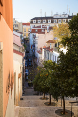 Blick in Seitenstrasse in Lissabon