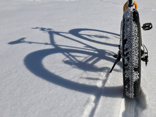 kalın tekerlekli bisiklet & karda bisiklet sürmek