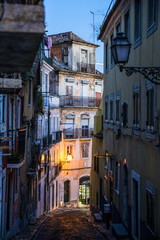 Fototapeta na wymiar Blick in Seitenstrasse in Lissabon
