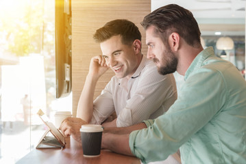 Obraz premium Two Westerner Business men working smartphone and tablet togethe